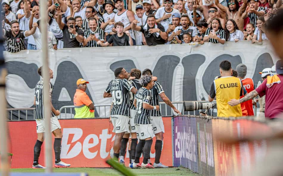 Corinthians enfrenta rival embalado, mas chega de olho em vaga no G6 do Brasileirão