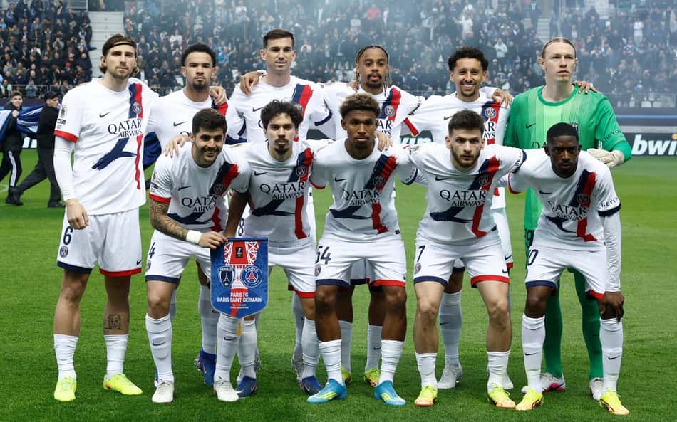 Elenco do PSG perfilado antes do jogo contra o Paris FC, pela Ligue 1