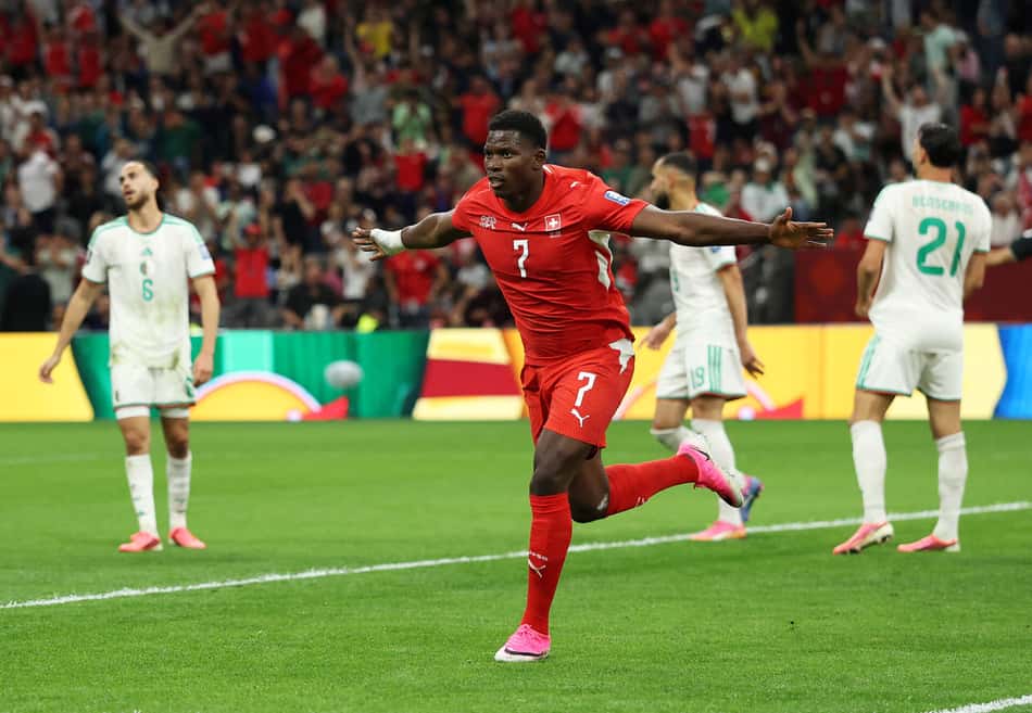 Embolo comemora gol da Suíça em cima da Argélia na Copa