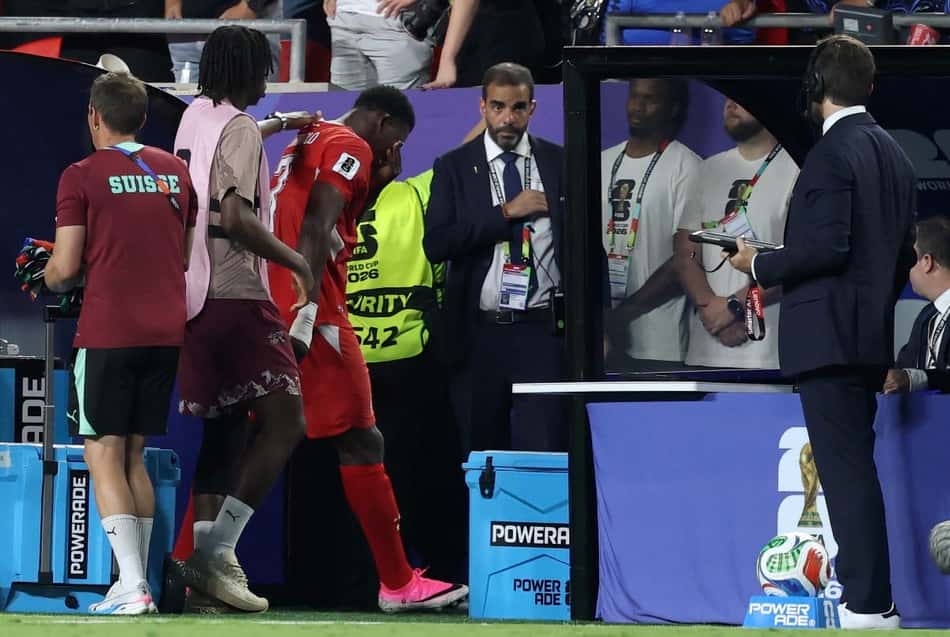 Breel Embolo chora após ser expulso por simulação em Suíça x Argentina