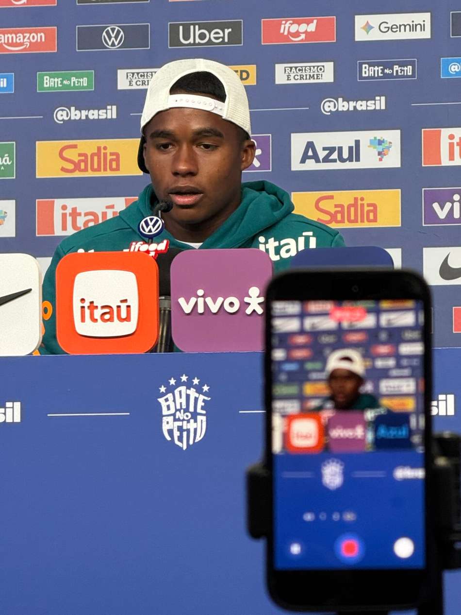 Endrick durante a coletiva de imprensa da Seleção Brasileira de boné e casaco do Brasil
