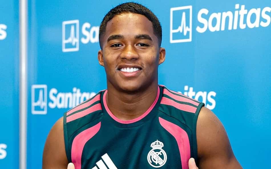 Endrick faz sinal de positivo no dia de reapresentação ao Real Madrid