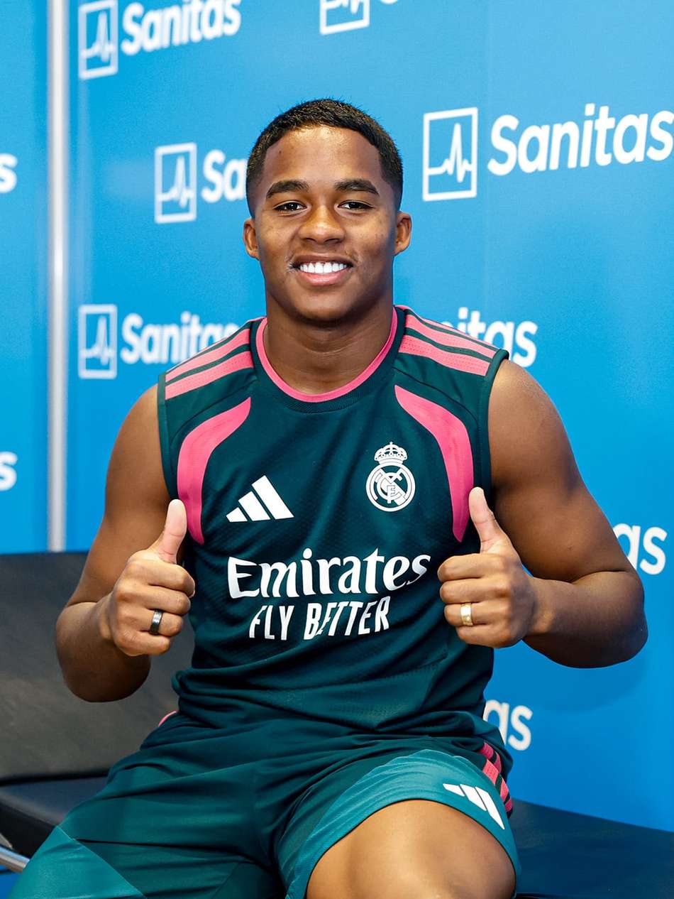 Endrick faz sinal de positivo no dia de reapresentação ao Real Madrid