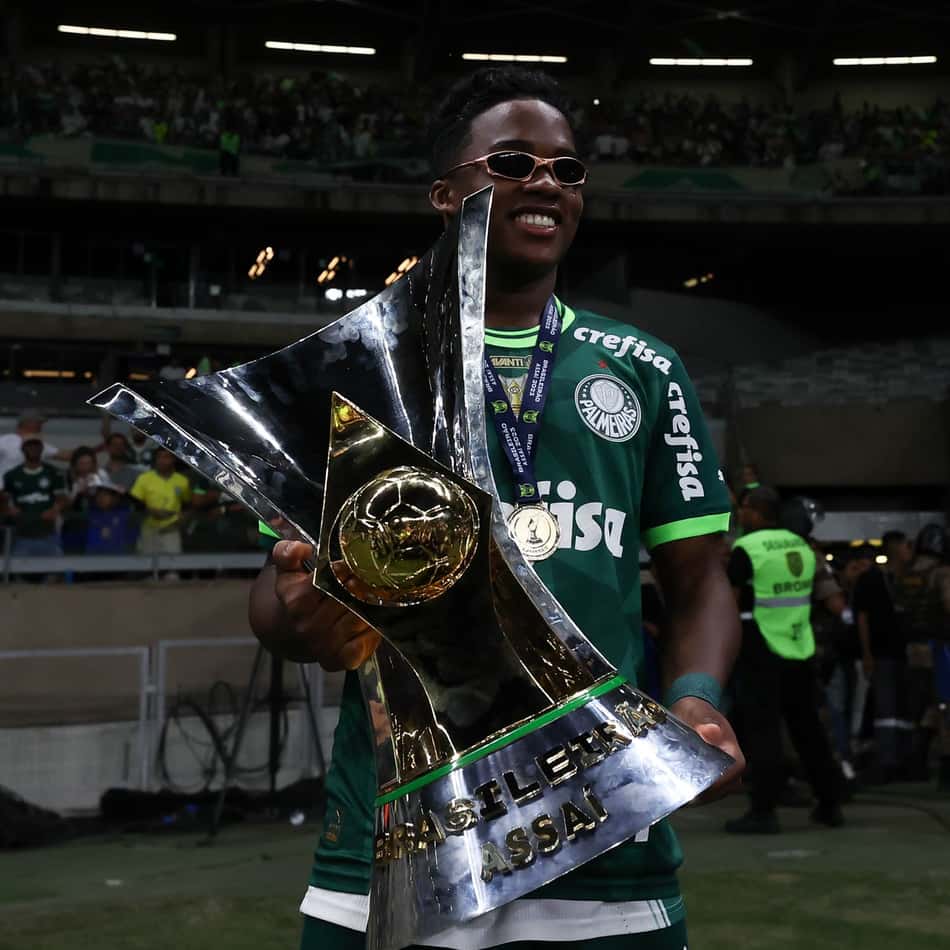Endrick levanta o troféu do Brasileirão de 2023, vencida como protagonista no Palmeiras