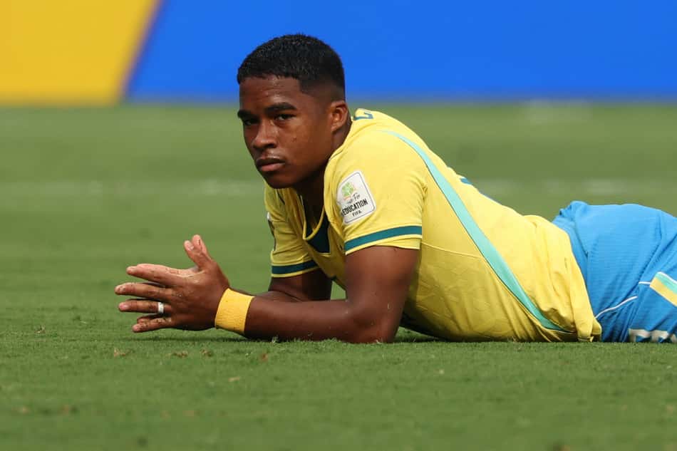 Endrick se lamenta após chance desperdiçada no jogo entre Brasil e Noruega