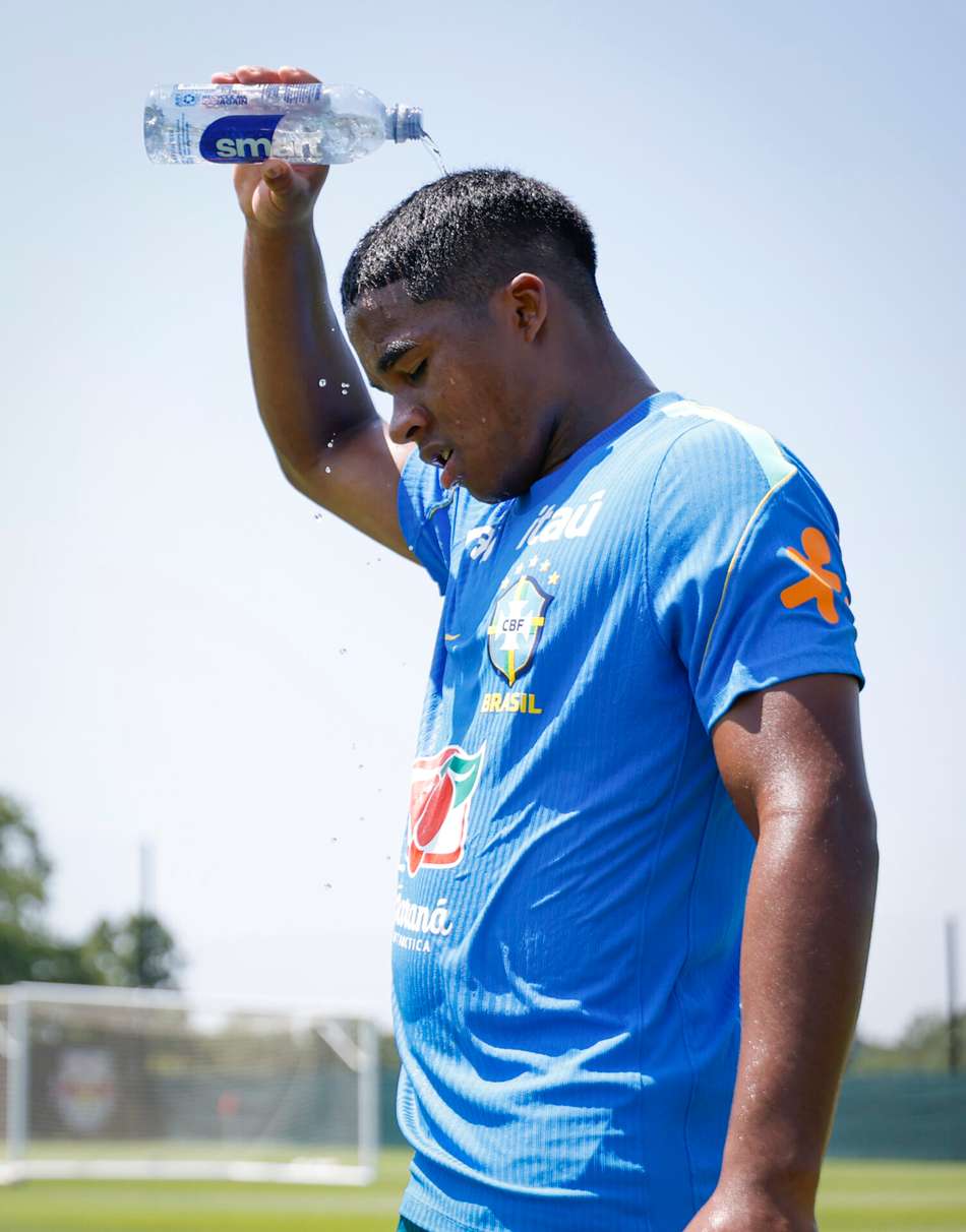 Endrick se refresca derrubando água em sua cabeça durante treino da Seleção Brasileira nos EUA