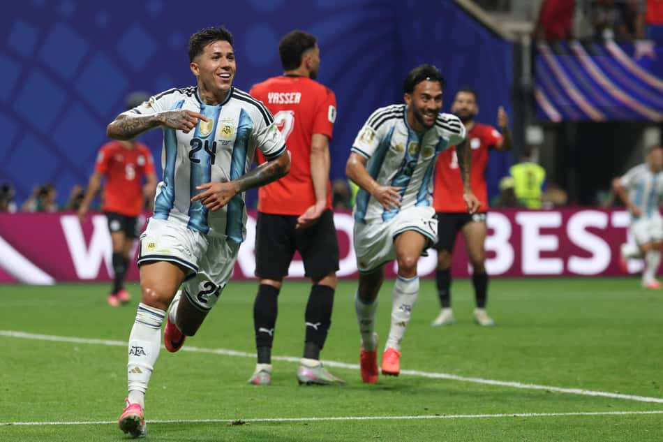 Enzo Fernández celebra gol marcado pela Argentina sobre o Egito, pela Copa do Mundo