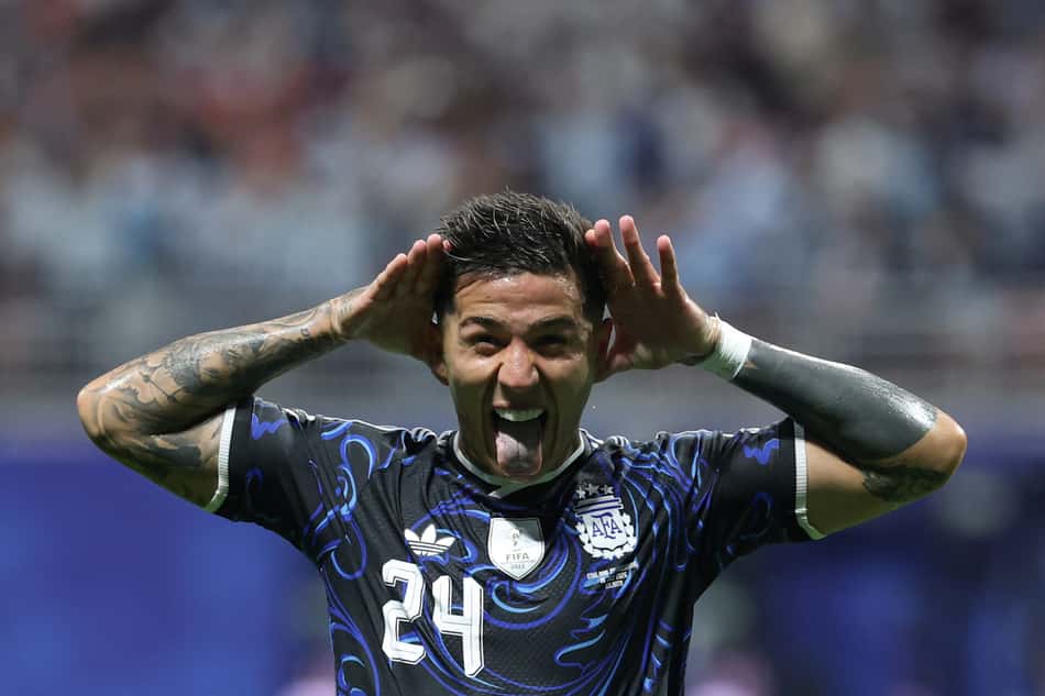Enzo Fernandez comemora gol da Argentina com mãos nos ouvidos