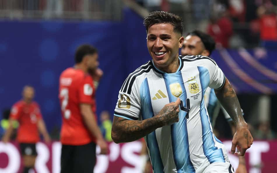 Enzo Fernández comemora gol da classificação da Argentina sobre o Egito, na Copa do Mundo