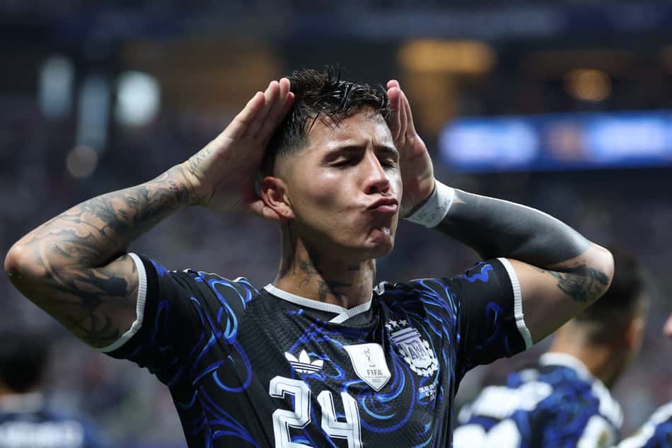 Enzo Fernández comemora gol marcado pela Argentina sobre a Inglaterra com as mãos nas orelhas