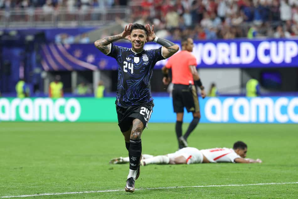 Enzo Fernández comemora gol marcado pela Argentina sobre a Inglaterra na Copa do Mundo