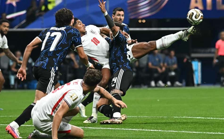 Decisão da arbitragem em Inglaterra x Argentina gera revolta: 'Começou cedo'