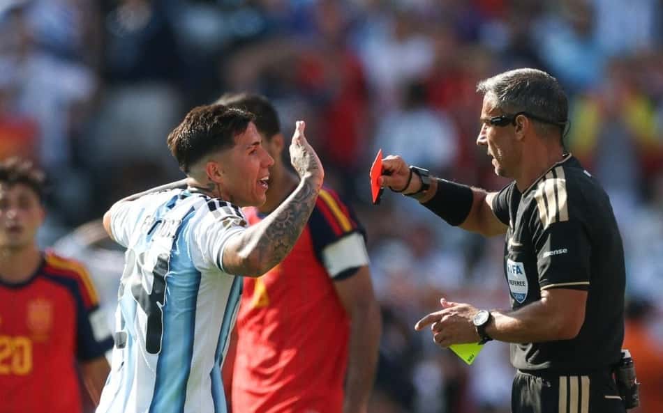 Expulsão de Enzo em Espanha x Argentina repercute: 'Finalmente'