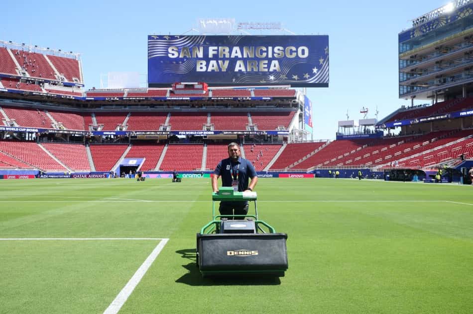 Equipe de manutenção apara a grama do gramado do San Francisco Bay Area Stadium para jogos da Copa do Mundo