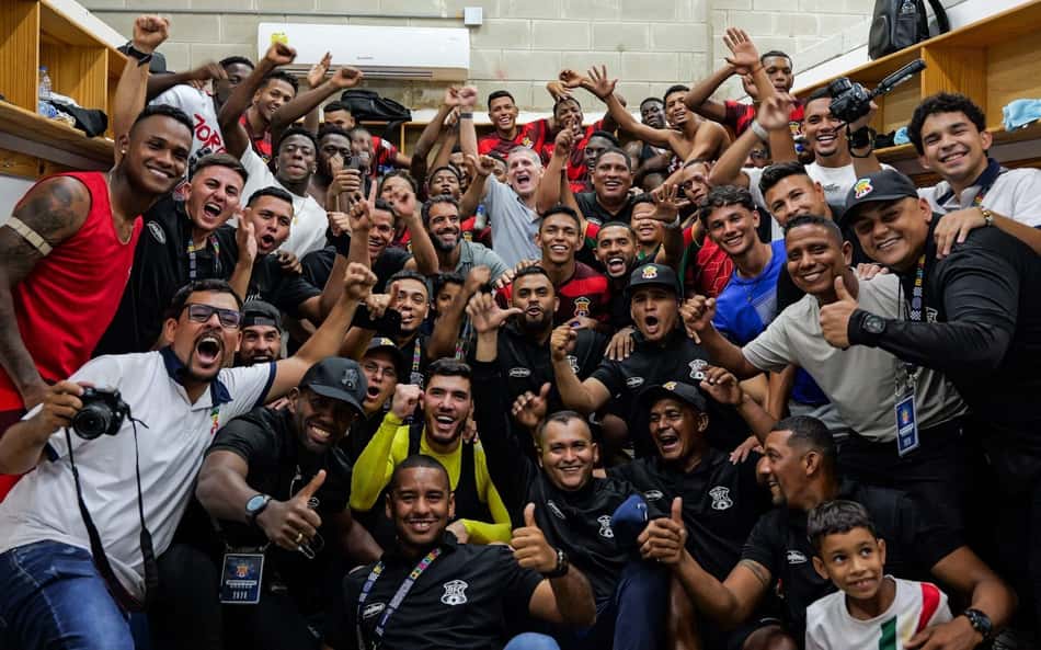 Equipe do Barranquilla reunida no vestiário, vibrando pela classificação
