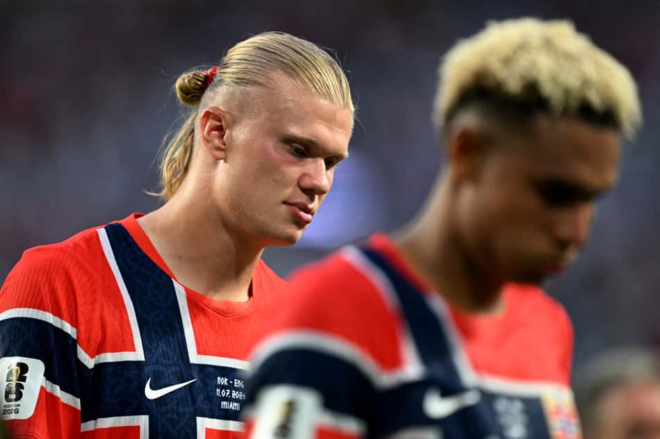 Erling Haaland cabisbaixo após eliminação da Noruega para a Inglaterra na Copa do Mundo