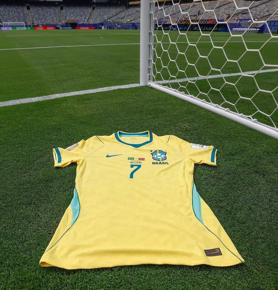 Camisa de Vini Jr exibida no gramado do MetLife Stadium