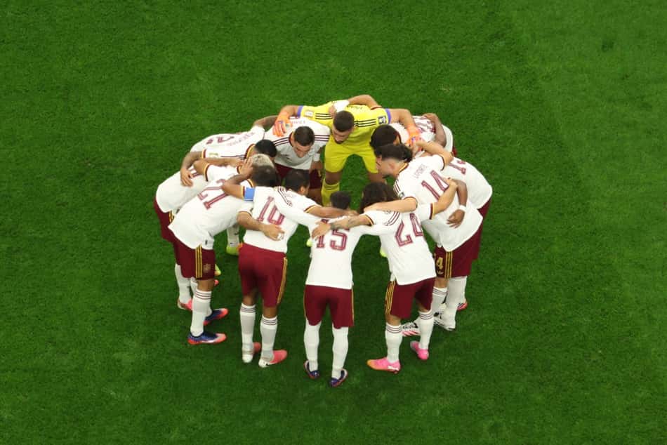 Jogadores da Espanha reunidos antes da partida contra a França na Copa do Mundo