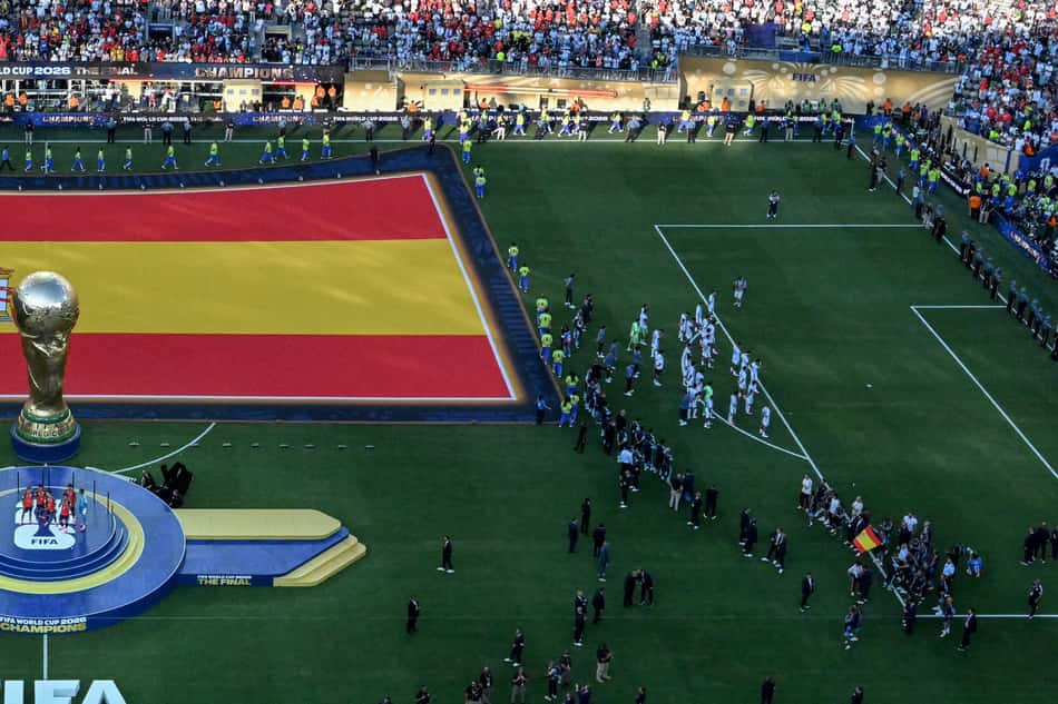 Jogadores da Argentina de costas para os espanhóis recebendo as medalhas