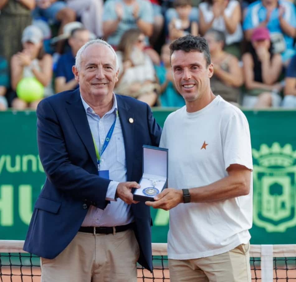 Espanhol Roberto Bautista-Agut recebe medalha no adeus ao tênis