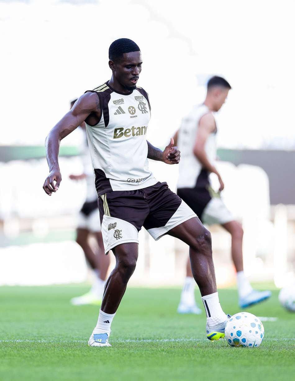 Evertton Araújo conduz a bola com a perna esquerda durante treino do Flamengo