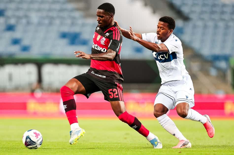 Evertton Araújo durante amistoso do Flamengo em Portugal
