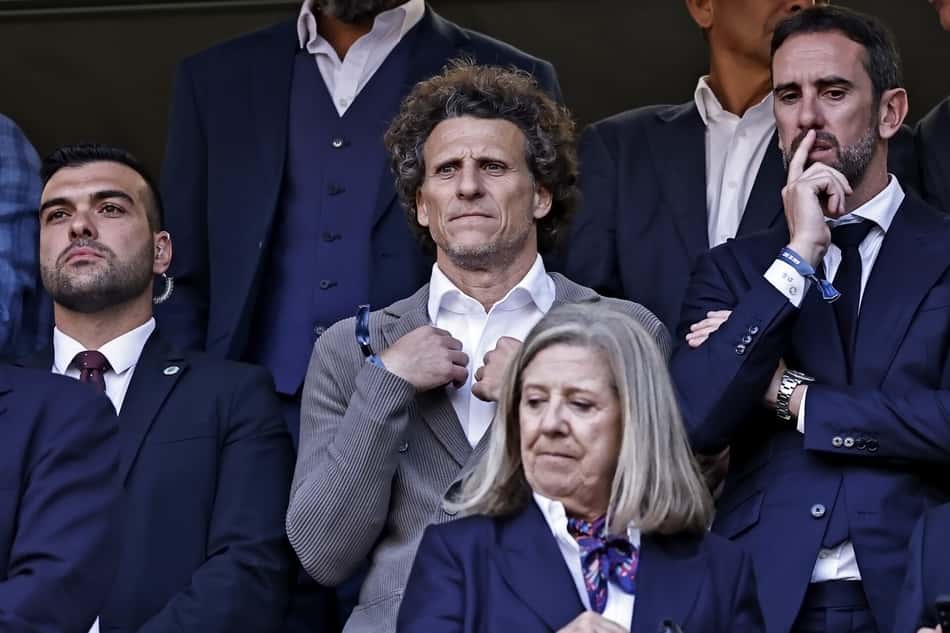 Ex-jogador Diego Forlán do Uruguai, momentos antes da partida entre Uruguai e Espanha