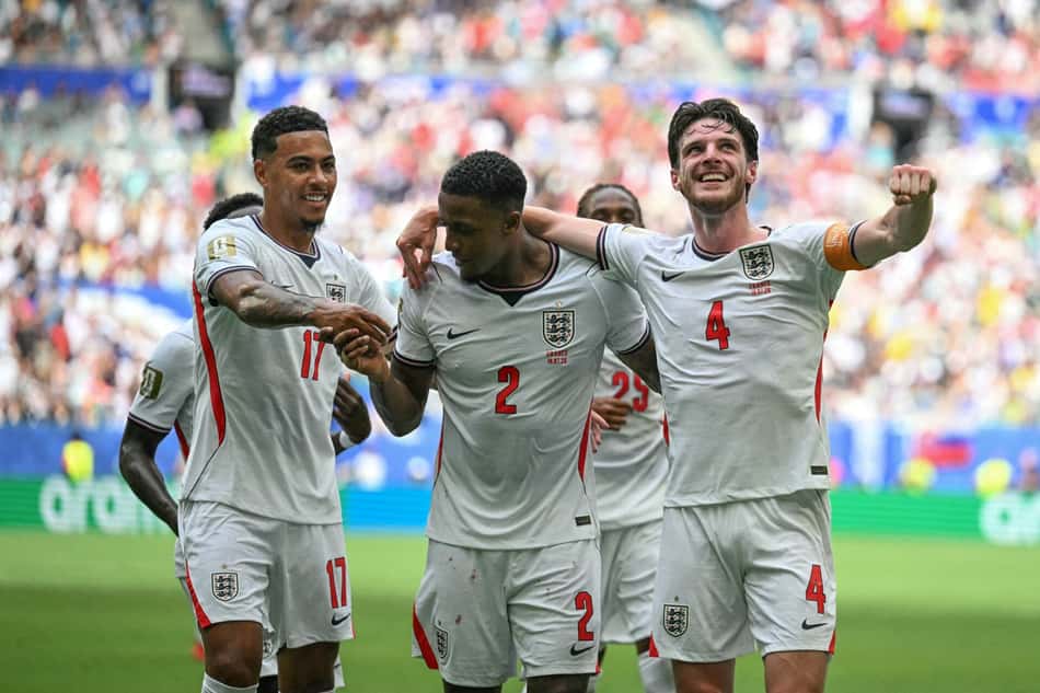 Ezri Konsa, entre Rogers e Rice, celebra o segundo gol da Inglaterra sobre a França