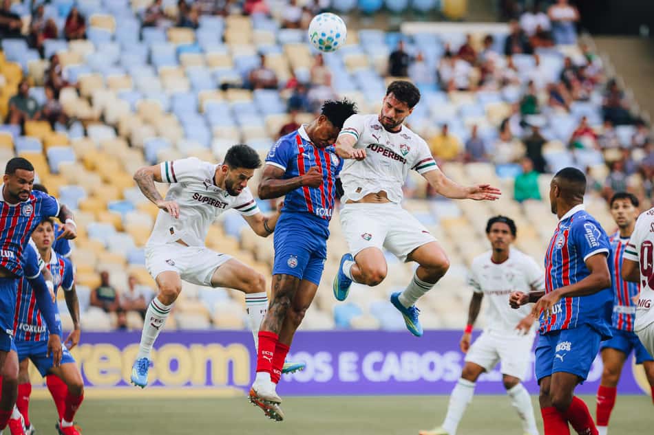 Jogadores do Fluminense e Bahia em disputa de bola no Maracanã