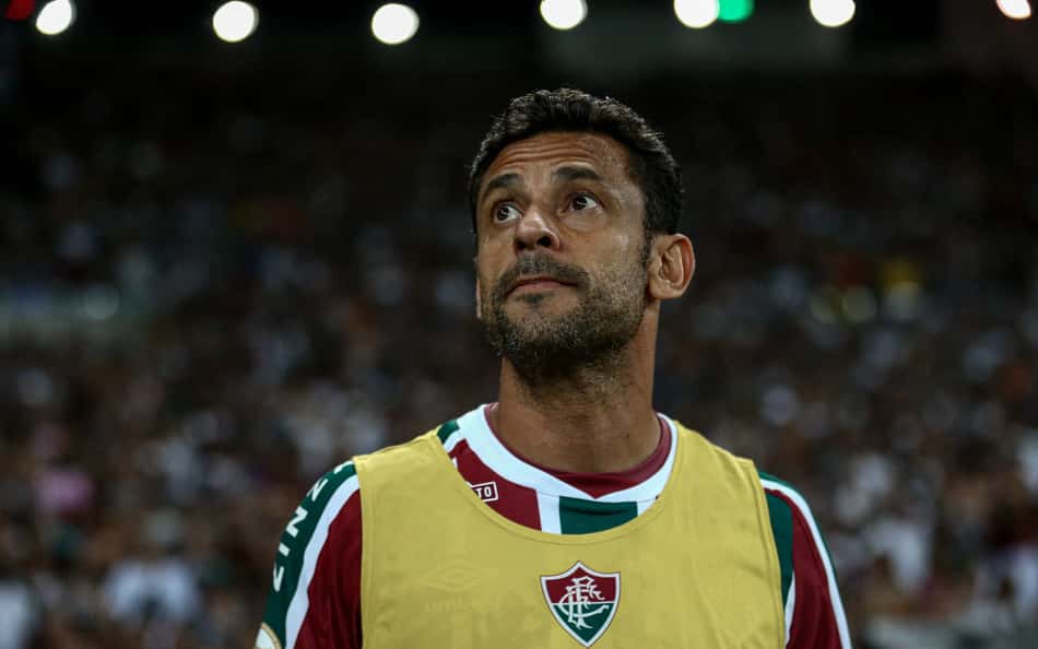 Fred Guedes de colete com a camisa do Fluminense no Maracanã