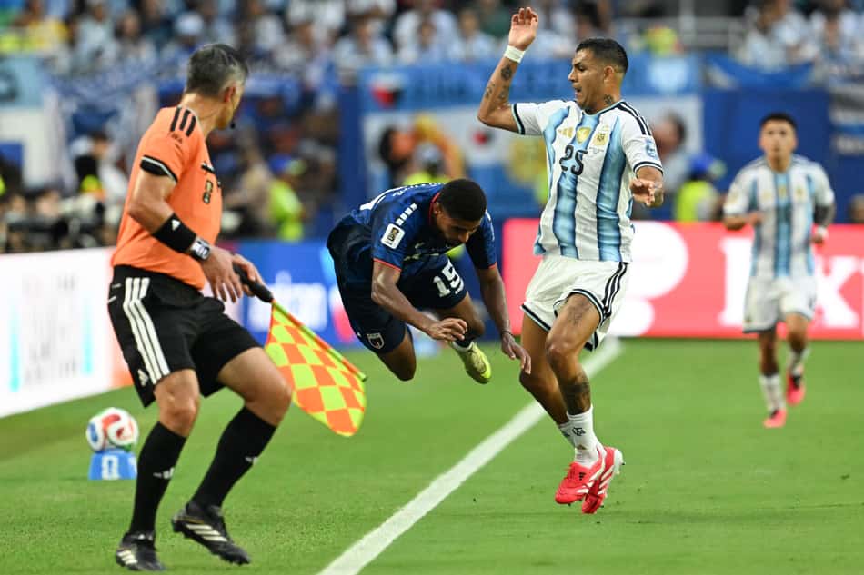 Facundo Medina comete falta em Laros Duarte em Argentina x Cabo Verde, pela Copa do Mundo