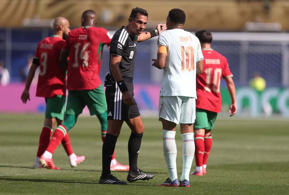 Facundo Tello apitando a partida entre França e Marrocos nas quartas de final da Copa do Mundo 