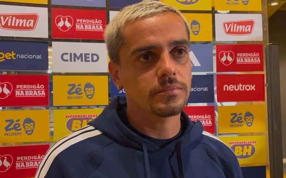 Fagner dá entrevista na zona mista do Mineirão