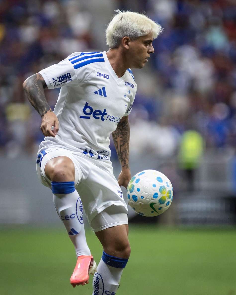 Fagner domina bola contra o Grêmio