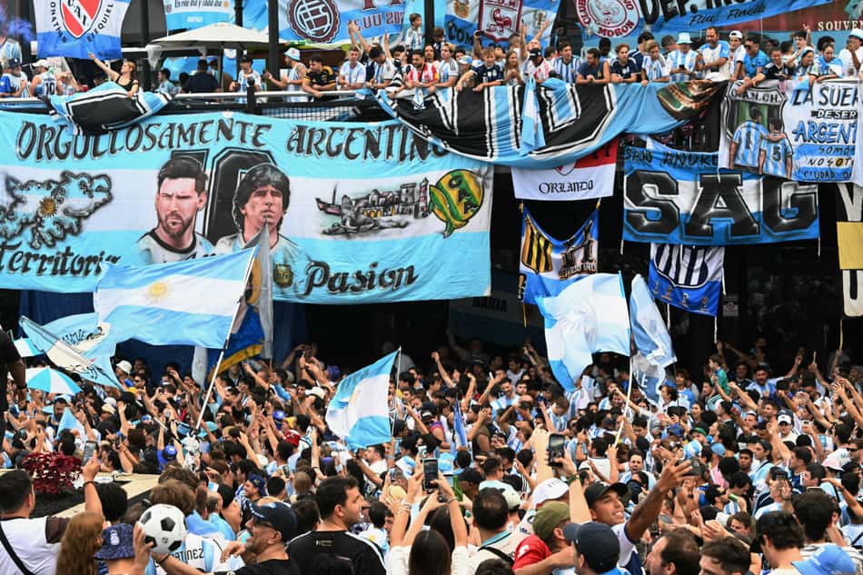 Faixa com imagem das Ilhas Malvinas é exibida em banderazo de torcedores da Argentina