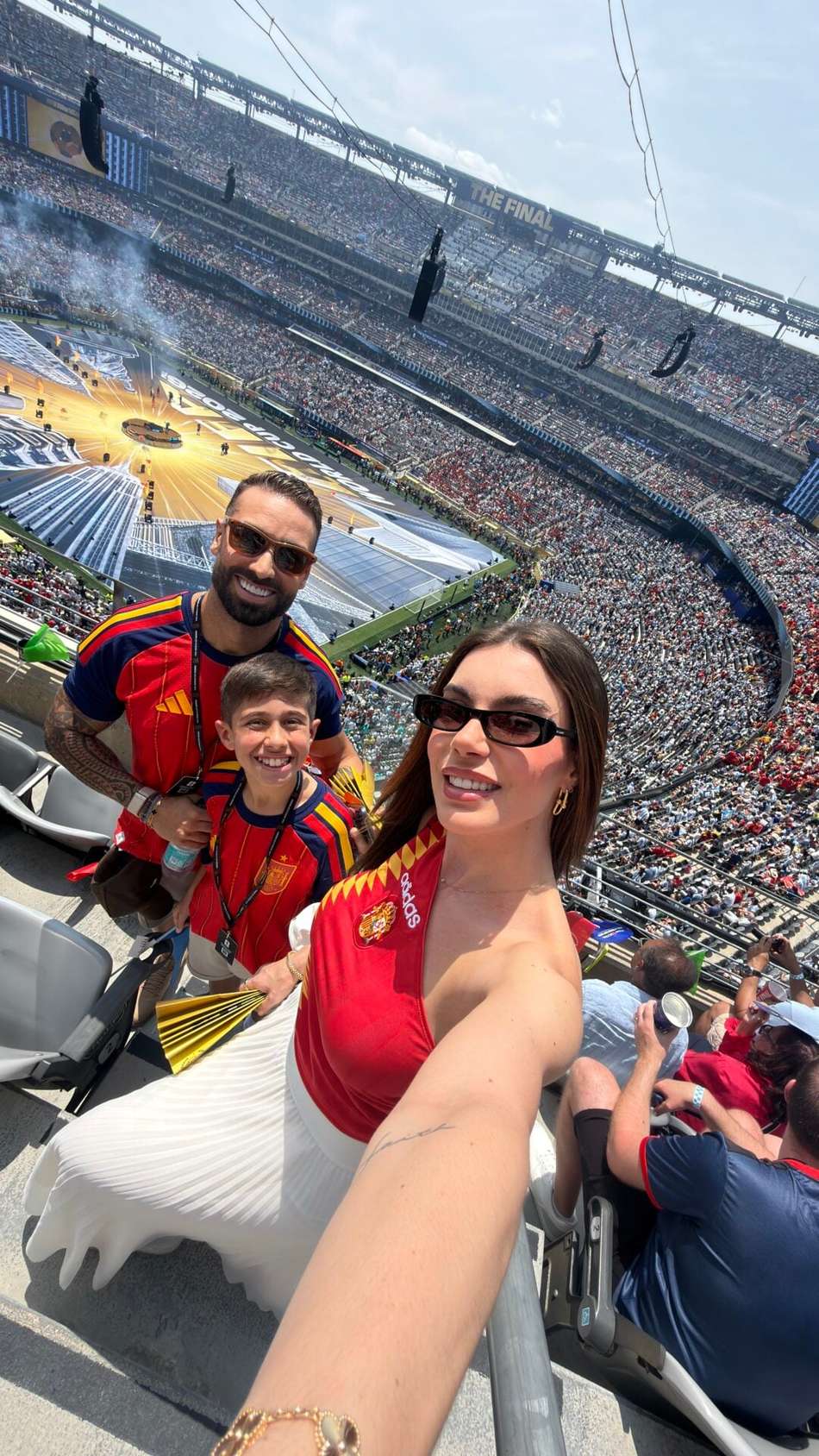Família brasileira antes da final da Copa entre Espanha e Argentina (Foto: Arquivo Pessoal)