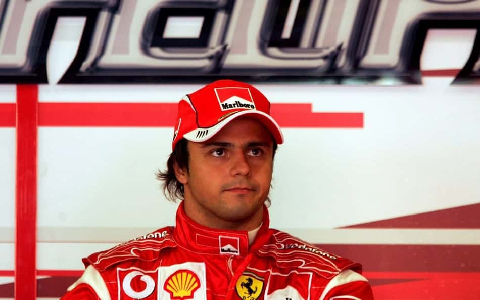 Felipe Massa em garagem da Ferrari antes da corrida na F1