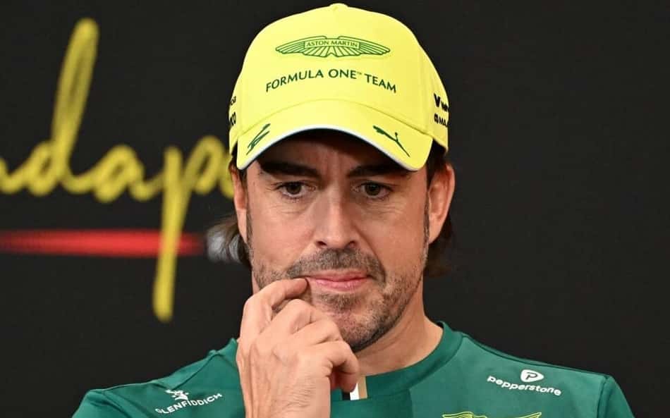 Fernando Alonso pensativo em coletiva de imprensa na Hungria