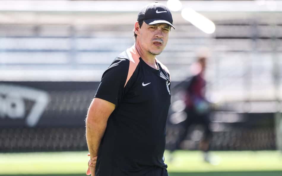 Técnico Fernando Diniz durante treino do Corinthians