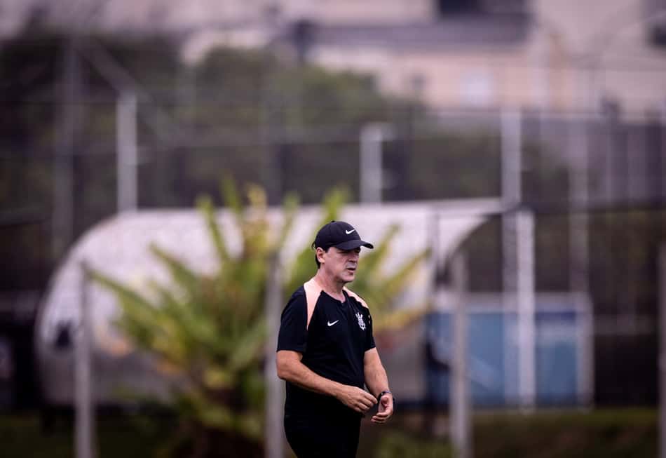 Fernando Diniz durante treino do Corinthians