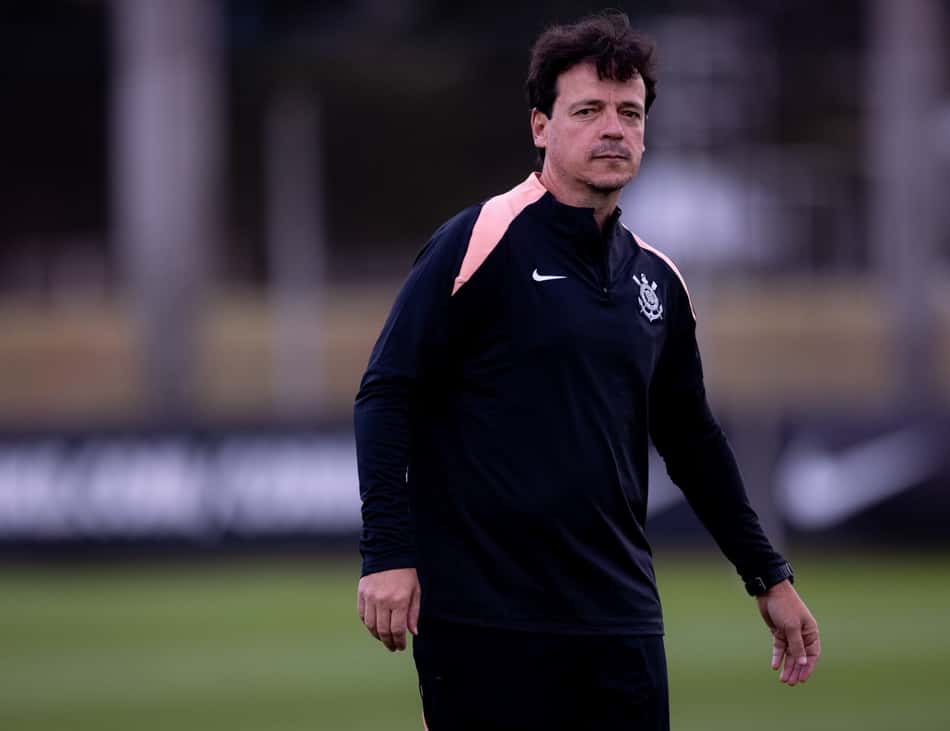 Técnico Fernando Diniz durante treino do Corinthians