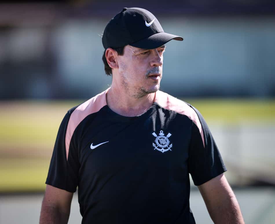 Fernando Diniz olhando para frente durante treino