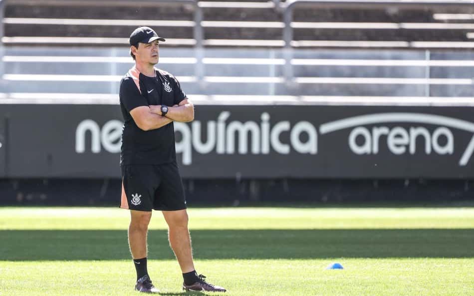 Diniz com os braços cruzados em treino do Corinthians