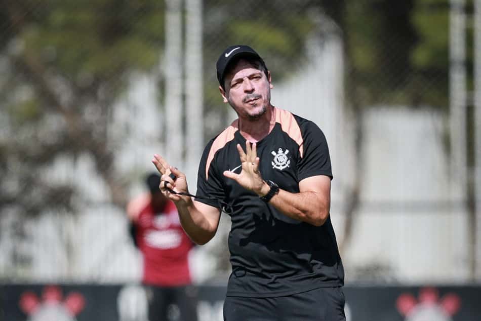 Fernando Diniz durante treinamento no Corinthians