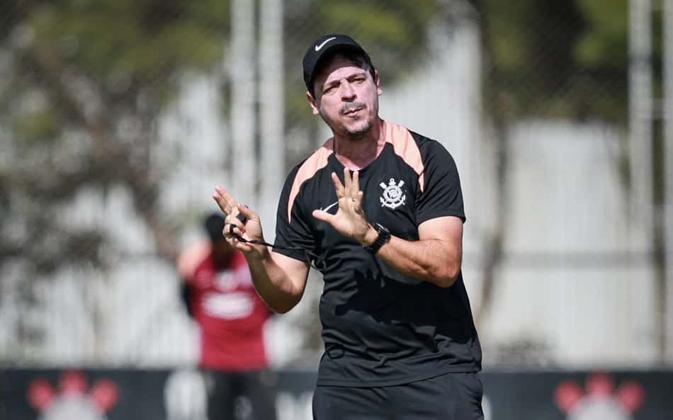 Fernando Diniz durante treinamento no Corinthians