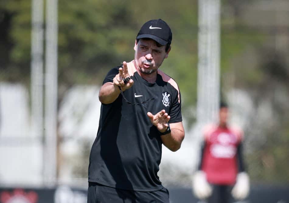Fernando Diniz durante treinamento no Corinthians