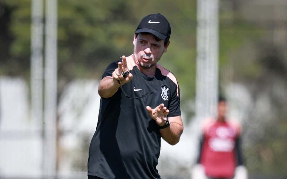 De olho no Cascavel, Diniz comanda treino tático no Corinthians