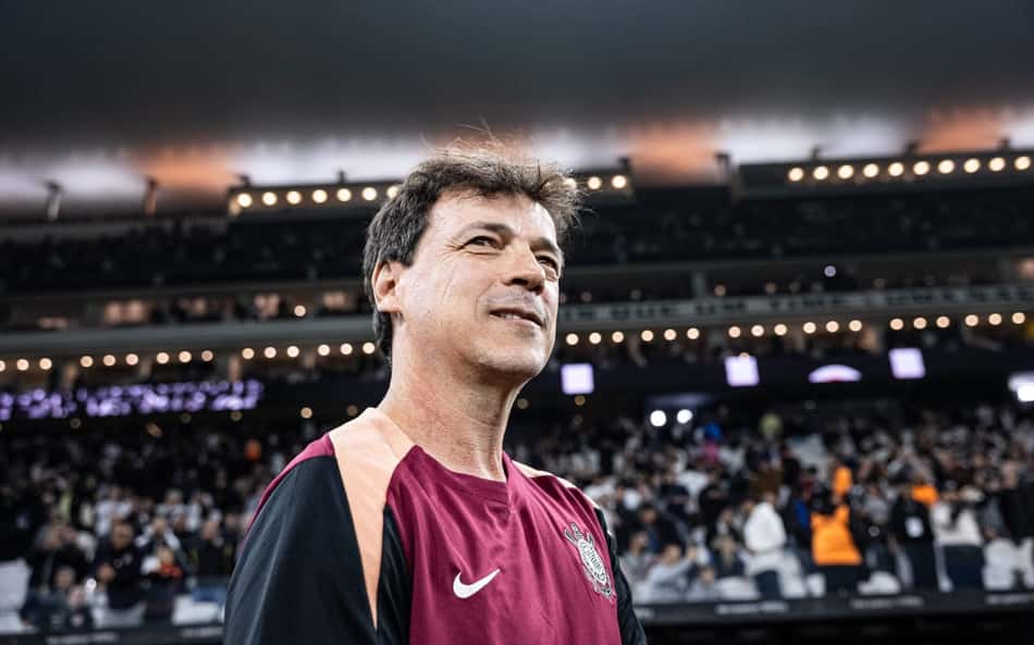 Fernando Diniz em partida na Neo Química Arena