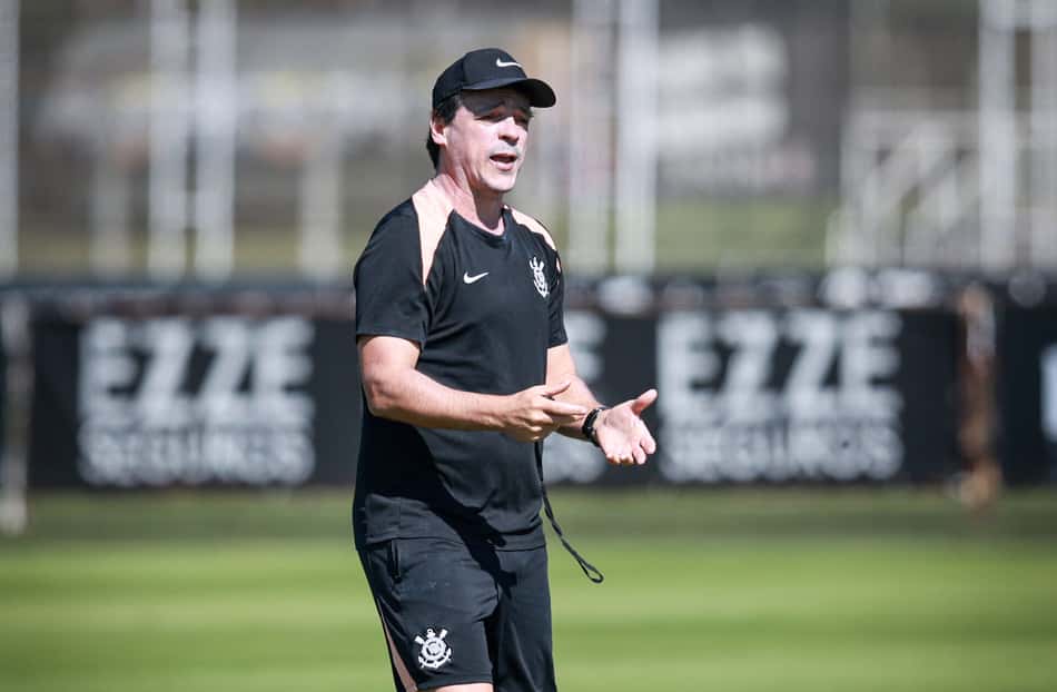 Fernando Diniz faz sinal com as mãos durante treino do Corinthians