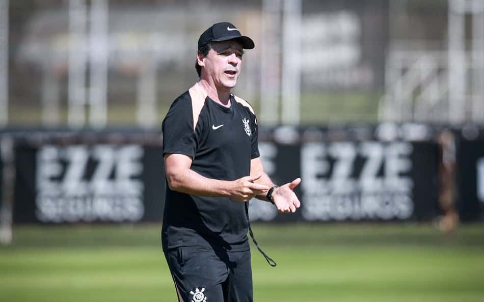 Fernando Diniz faz sinal com as mãos durante treino do Corinthians